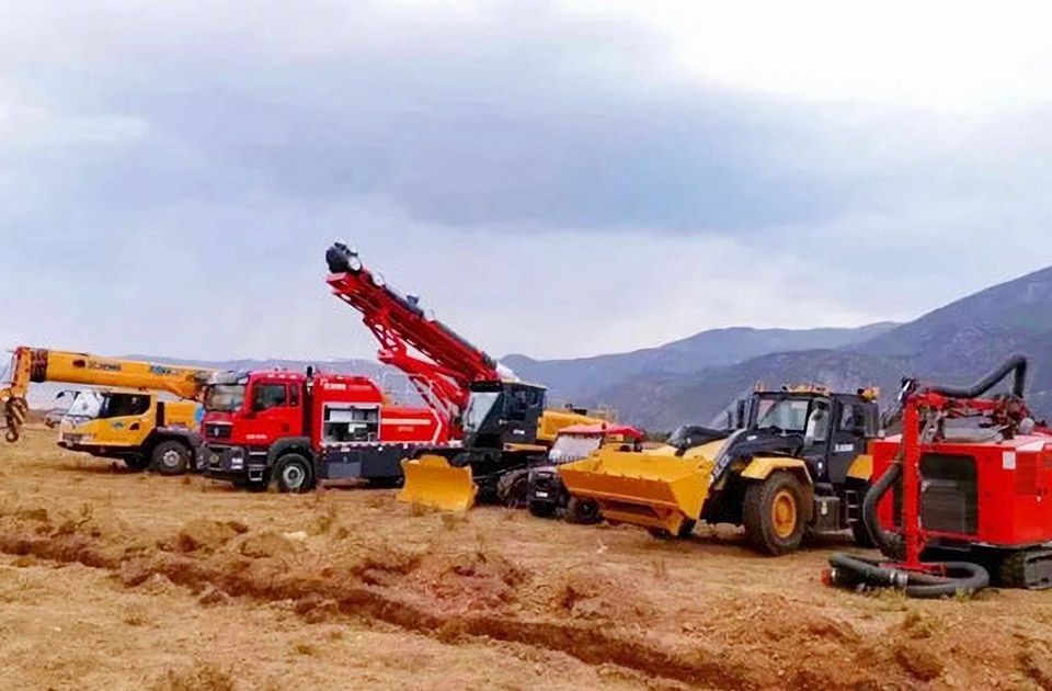 徐工參與空地聯(lián)合營救滅火、“孤島”救援、堰塞湖險情處置等實戰(zhàn)演練。
