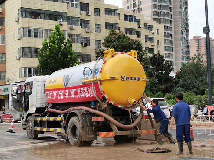 徐工吸污車(chē)馳援鄭州特大暴雨