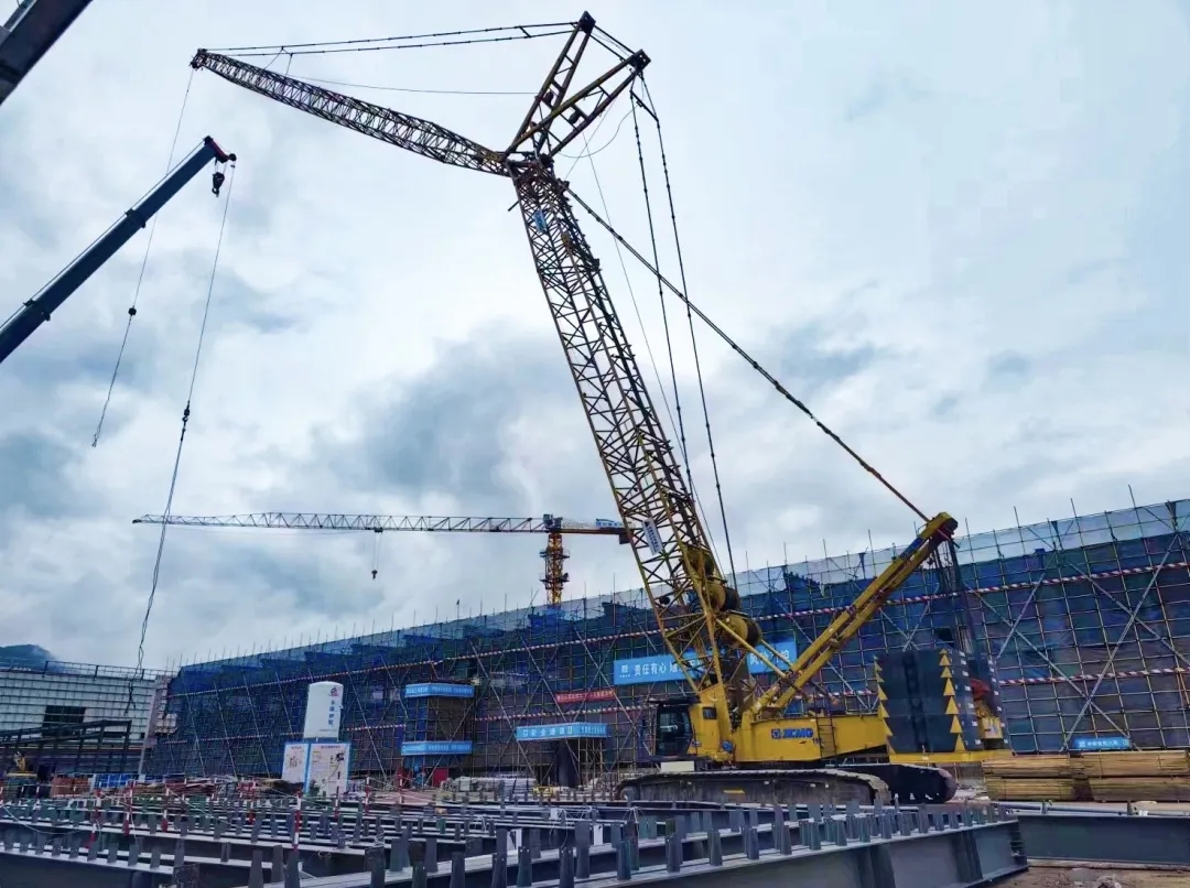 “鋼”鐵的意志！徐工XGC320履帶起重機參建大跨度鋼結(jié)構(gòu)工業(yè)廠房