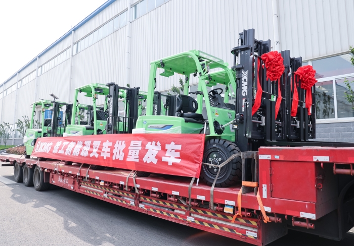 徐工鯤鵬系列電動(dòng)平衡重叉車，再掀浦東貨運(yùn)站高效物流新篇