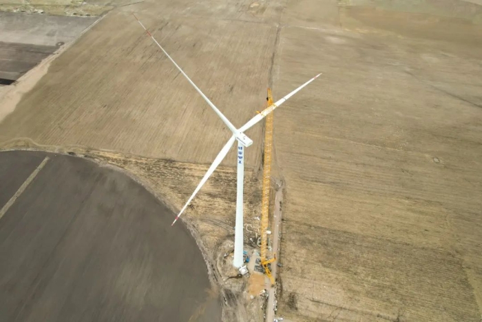 高空之巔，再鑄榮光！XLC18000M助力大型風電場首臺185米風機成功吊裝