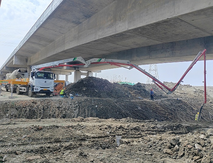 輕靈穩(wěn)省！徐工33米泵車(chē)領(lǐng)航新城鎮(zhèn)基建