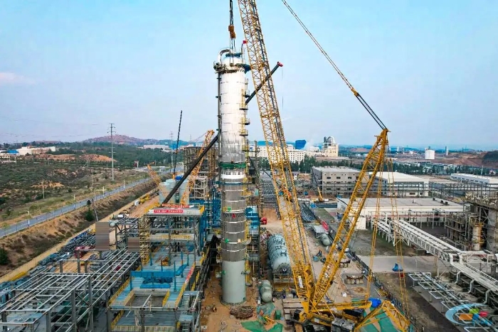 二十載老將再建功！徐工QUY450協(xié)助XGC12000輕松搞定百噸精餾塔